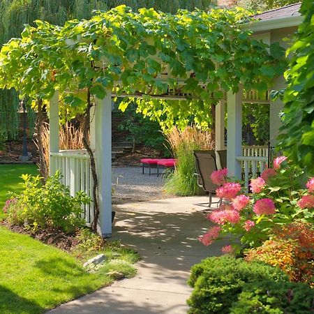 E'Laysa Guesthouse And Vineyard Retreat Penticton Exterior photo