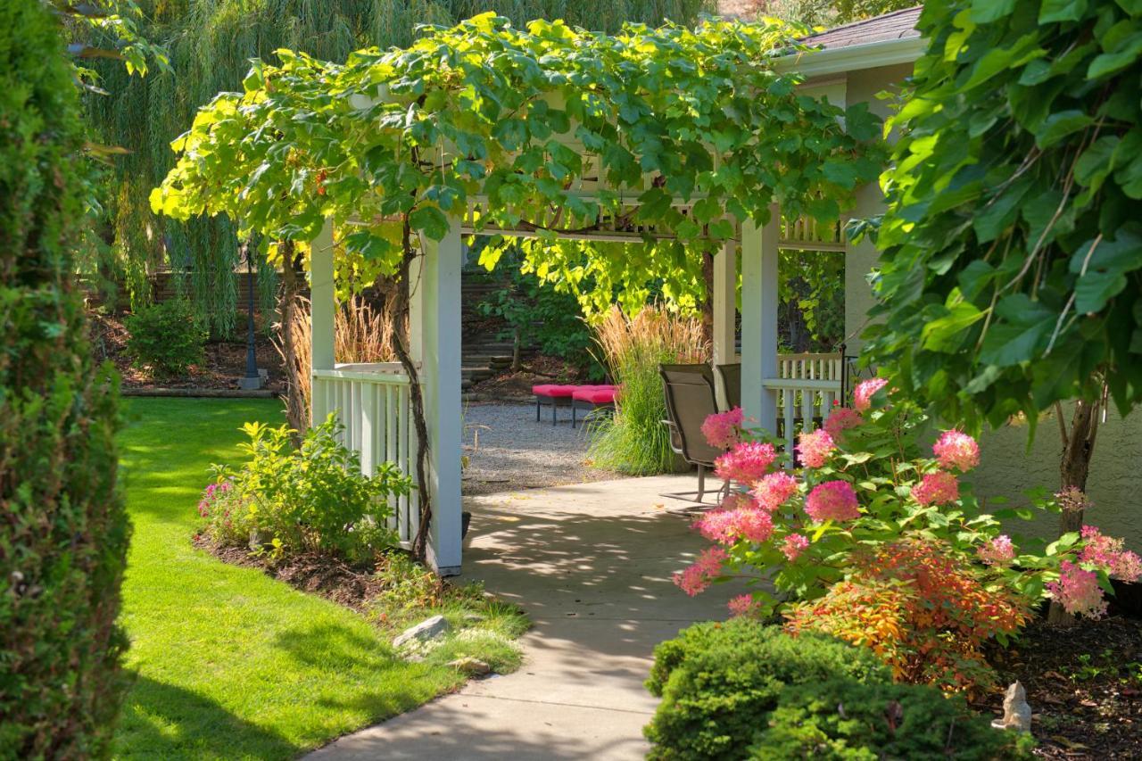 E'Laysa Guesthouse And Vineyard Retreat Penticton Exterior photo